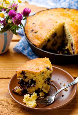 Yaban mersini ayran Cornbread.