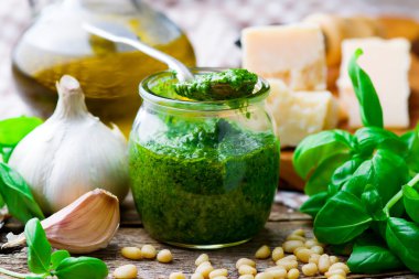 Pesto sos cam kavanozda