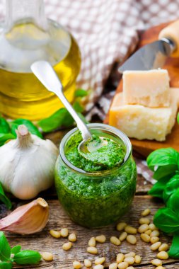 Pesto sos cam kavanozda