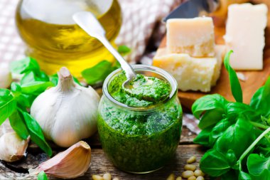 Pesto sos cam kavanozda