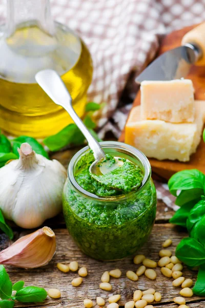 Molho de pesto em um jarro de vidro — Fotografia de Stock