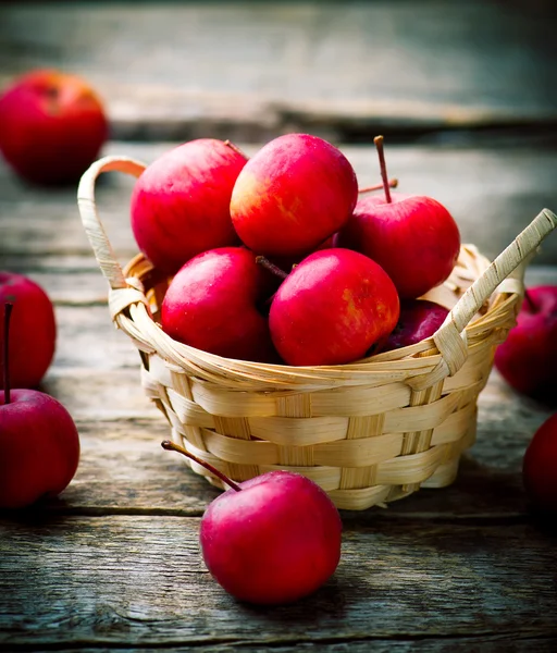 Pommes sauvages biologiques dans le panier — Photo