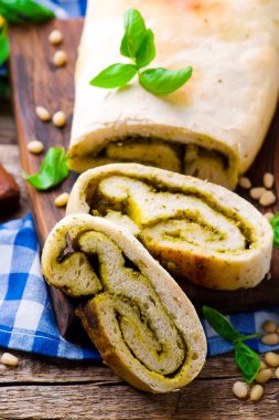 Ev yapımı ekmek pesto sos ile