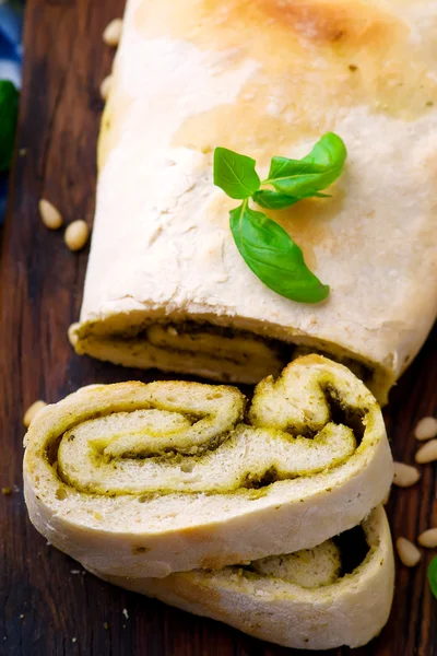 Pan casero con salsa de pesto — Foto de Stock