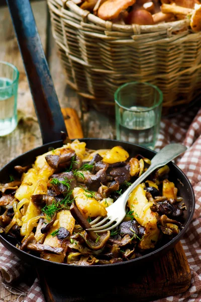 Fried potato with mushrooms in a vintage frying pan — Stock Photo, Image