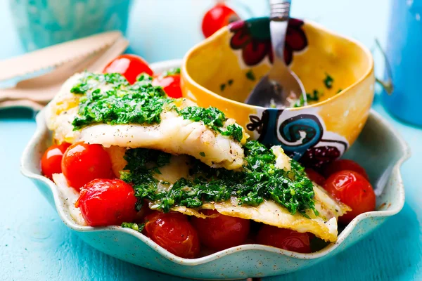 Pesce pigro. Filetto di tilpia con pomodoro — Foto Stock