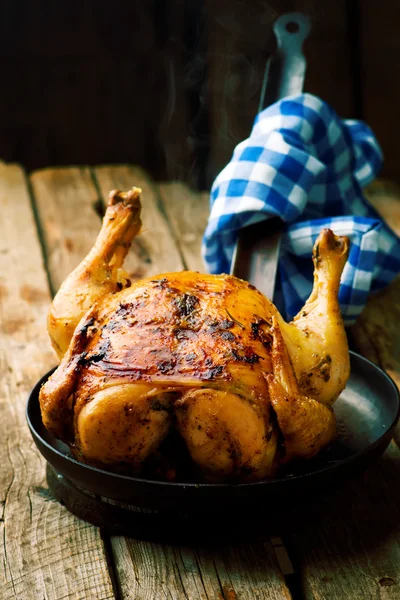 Il pollo al forno su una padella per friggere  . — Foto Stock