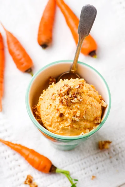 Gâteau à la carotte crème glacée — Photo