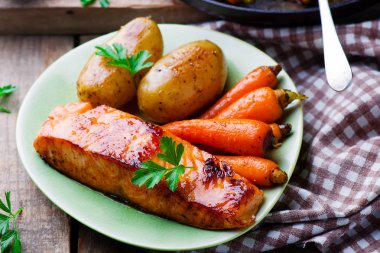 Akçaağaç şurubu ile brined somon