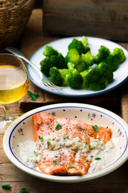 demlenmiş soslu alabalık filetosu .