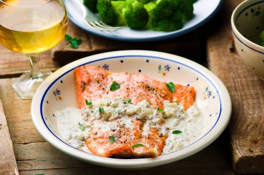 demlenmiş soslu alabalık filetosu .