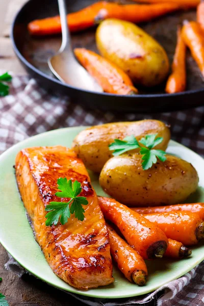 Salmão de salmão com xarope de bordo — Fotografia de Stock