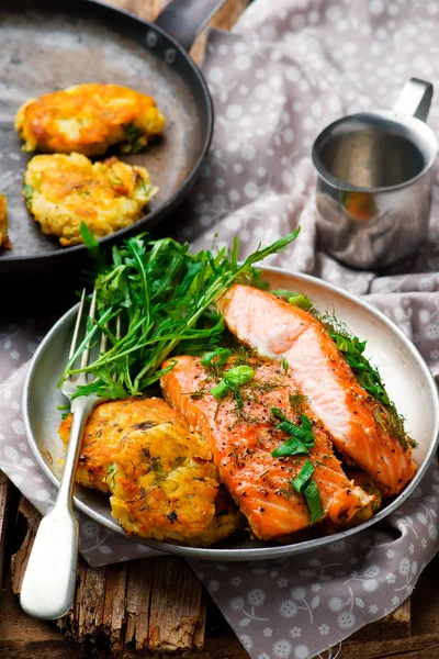 Salmão Dill com rissóis de batata — Fotografia de Stock