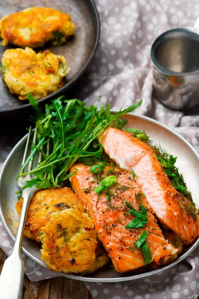 Saumon d'aneth avec galettes de pommes de terre — Photo