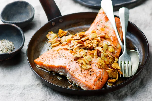 Öring frästa i smör med mandel . — Stockfoto