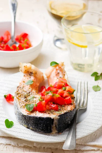 Bistecche di salmone alla griglia con salsa origano — Foto Stock