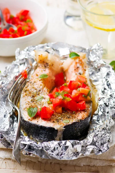 Bifes de salmão grelhados com uma salsa de orégano — Fotografia de Stock