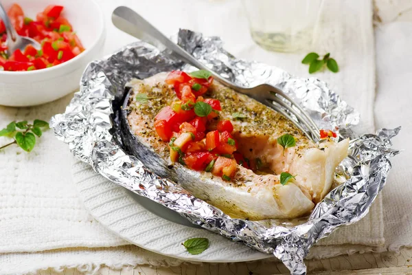 Bifes de salmão grelhados com uma salsa de orégano — Fotografia de Stock