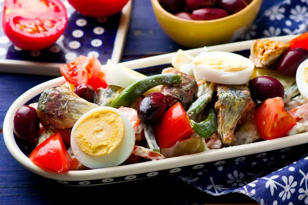 Salade mixte de légumes et de sardines — Photo