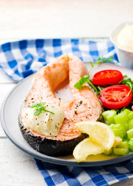 Salmone a microonde veloce — Foto Stock