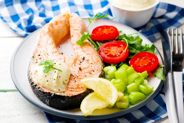 Salmone a microonde veloce — Foto Stock