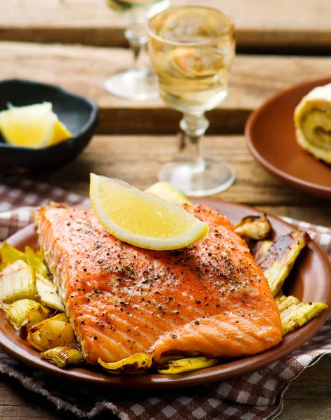 Salmão com alho-porro — Fotografia de Stock