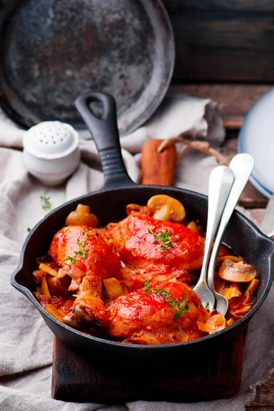 Marengo pollo en una sartén. .. enfoque selectivo — Foto de Stock