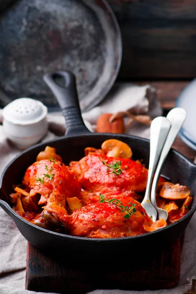 Marengo chicken in a frying pan. . selective focus — Stock Photo, Image