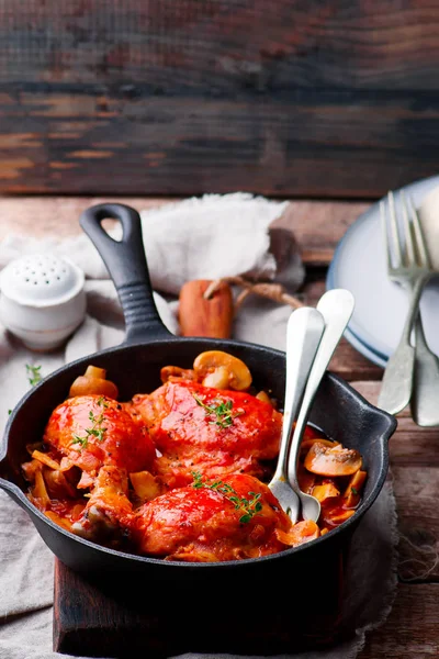 Marengo chicken in a frying pan. . selective focus — Stock Photo, Image