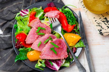 Kurutulmuş Tuna biftek yeşillikleri ile