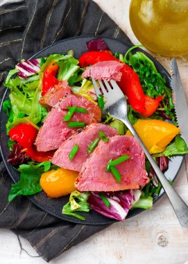 Kurutulmuş Tuna biftek yeşillikleri ile