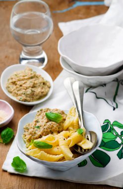 Ton balığı ile pesto makarna.