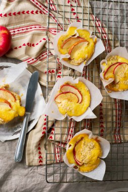 Sonbahar elma Muffins. rustik tarzı 