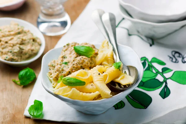 Pesto Pasta met tonijn. — Stockfoto