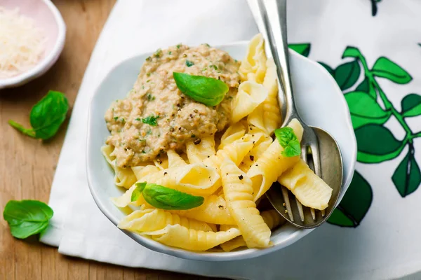 Pesto Pasta med tonfisk. — Stockfoto