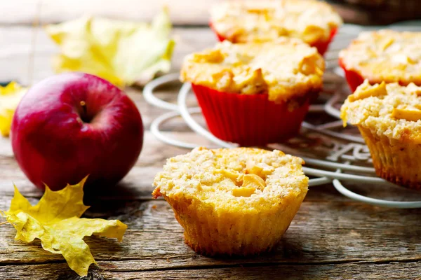 Na podzim Apple muffiny. Rustikální styl — Stock fotografie