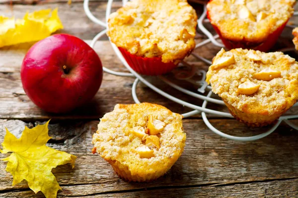 Na podzim Apple muffiny. Rustikální styl — Stock fotografie