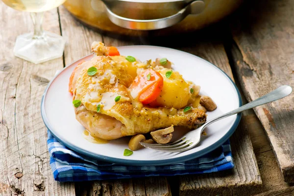 Geschmortes Hühnchen mit Gemüse — Stockfoto