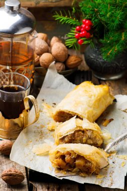 Elma ve ananas meyveli turta .selective odak. 