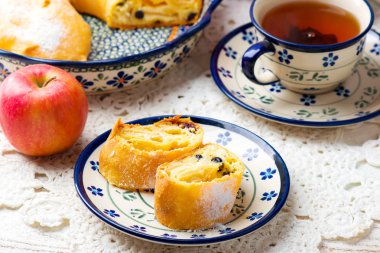 süzme peynir meyveli turta .selective odak. 