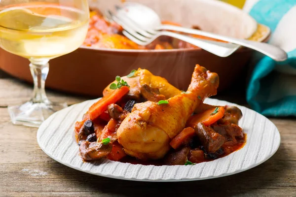 Pernas de frango com legumes — Fotografia de Stock