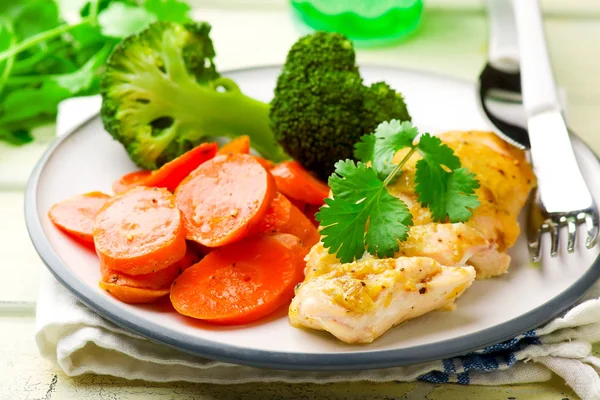 Pechuga de pollo al horno con verduras — Foto de Stock