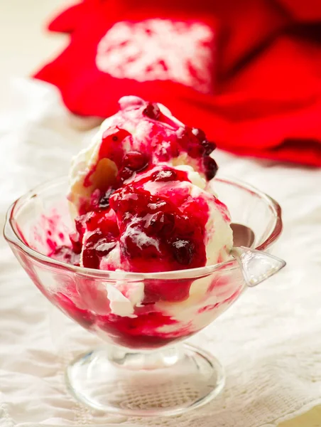 Ice Cream with Cranberry Sauce — Stock Photo, Image