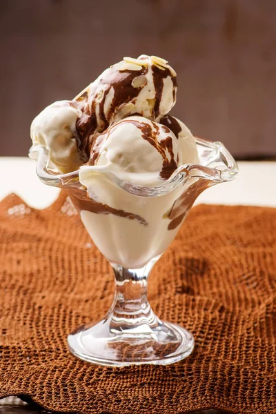 Vanille-ijs met chocoladesaus — Stockfoto