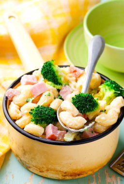 brokoli ve jambon ile makarna