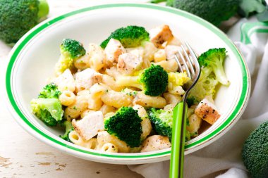 brokoli ve jambon ile makarna