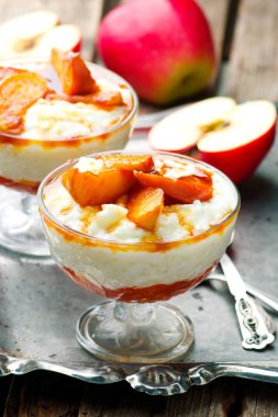 Hindistan cevizi sütlaç karamelize elmalı