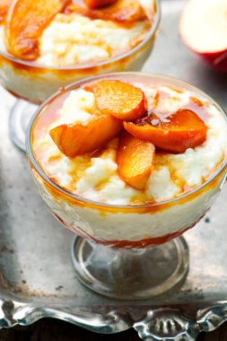 Hindistan cevizi sütlaç karamelize elmalı