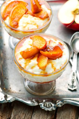 Hindistan cevizi sütlaç karamelize elmalı