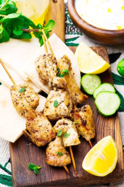 Tavuk Souvlaki pide ve cacık ile